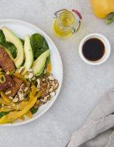 Vegetarische tempeh salade met paprika, noten en avocado