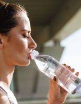 Lees hoeveel water je echt moet drinken.