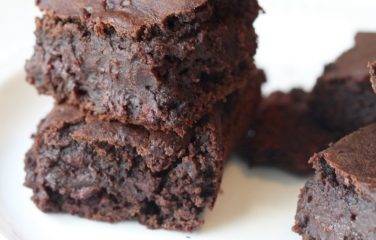 Smeuïge chocolade brownies vam zwarte bonen zonder bloem dus glutenvrij.